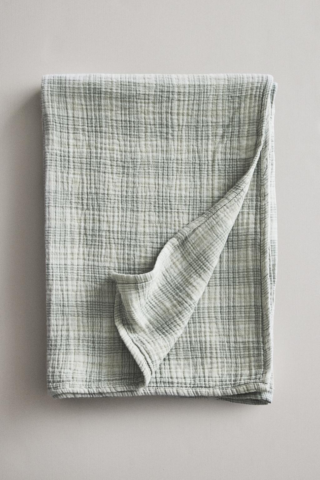 Плед из муслина в клетку