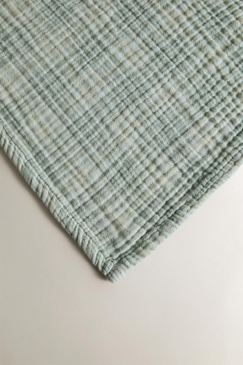 Плед из муслина в клетку