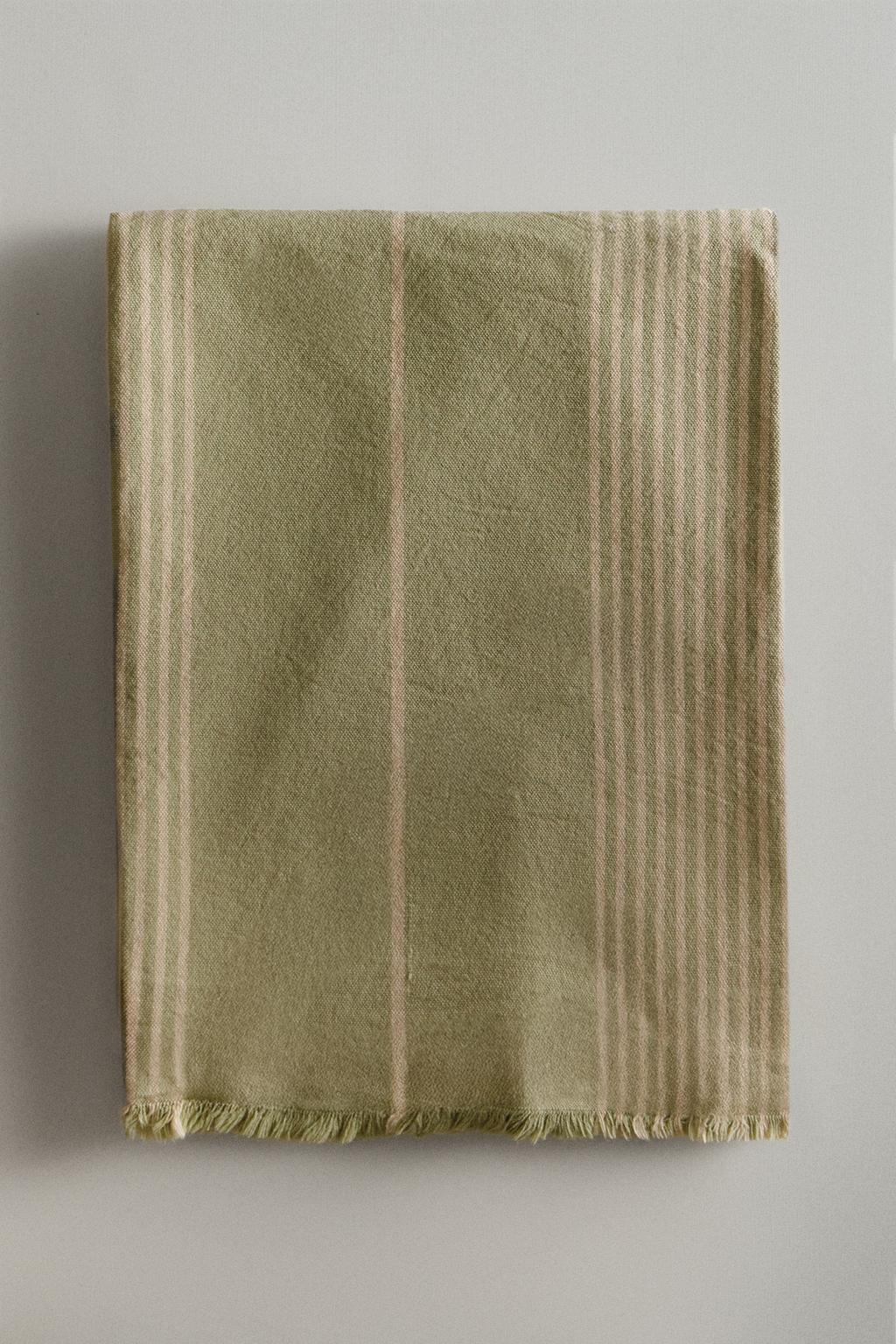 Плед с полосками для различных целей