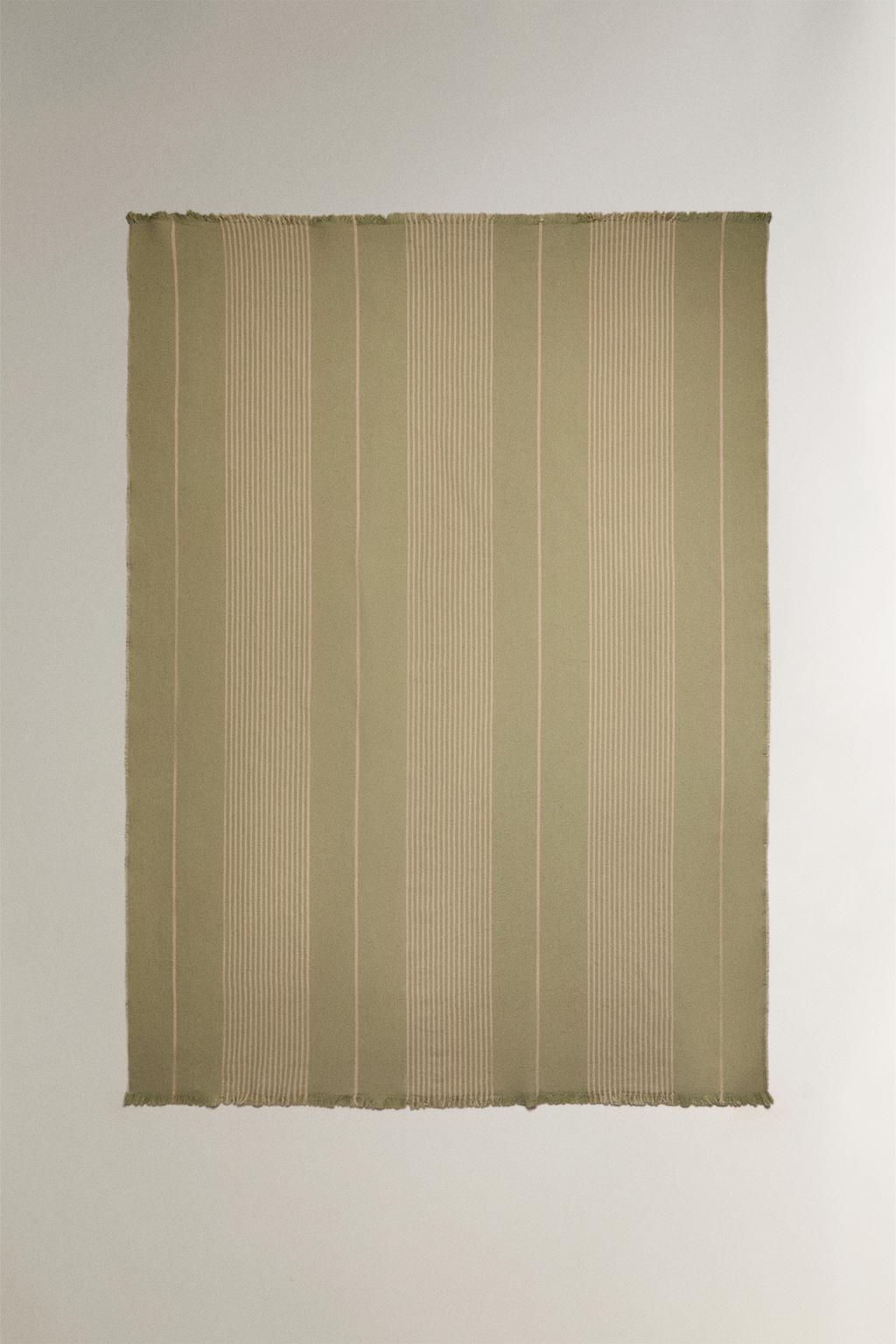 Плед с полосками для различных целей