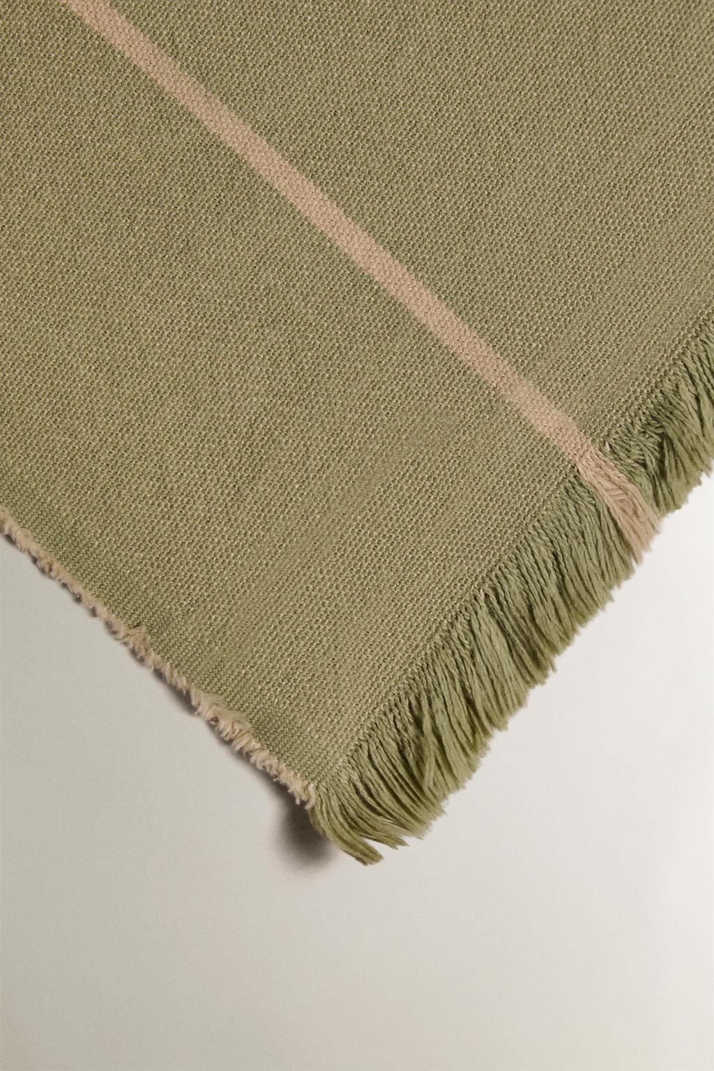 Плед с полосками для различных целей