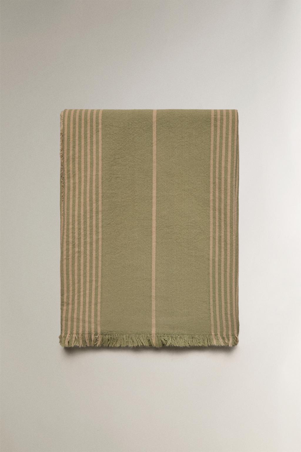 Плед с полосками для различных целей