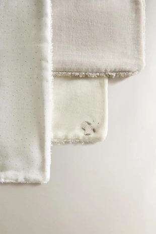 Набор маленьких детских полотенец с зайчиками (3 штуки)- Заказать в России