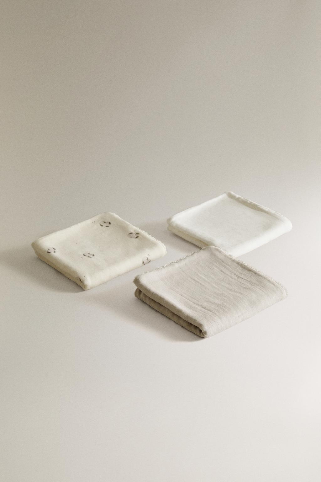 Набор маленьких детских полотенец с зайчиками (3 штуки)