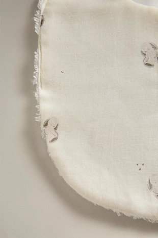 Слюнявчик для младенцев с зайчиком- Заказать в России