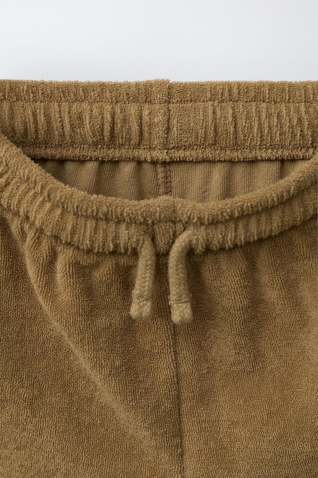 КОМПЛЕКТ ИЗ ПОЛО И ШОРТОВ-БЕРМУД ИЗ МАХРОВОЙ ТКАНИ В СТИЛЕ КОЛОР-БЛОК