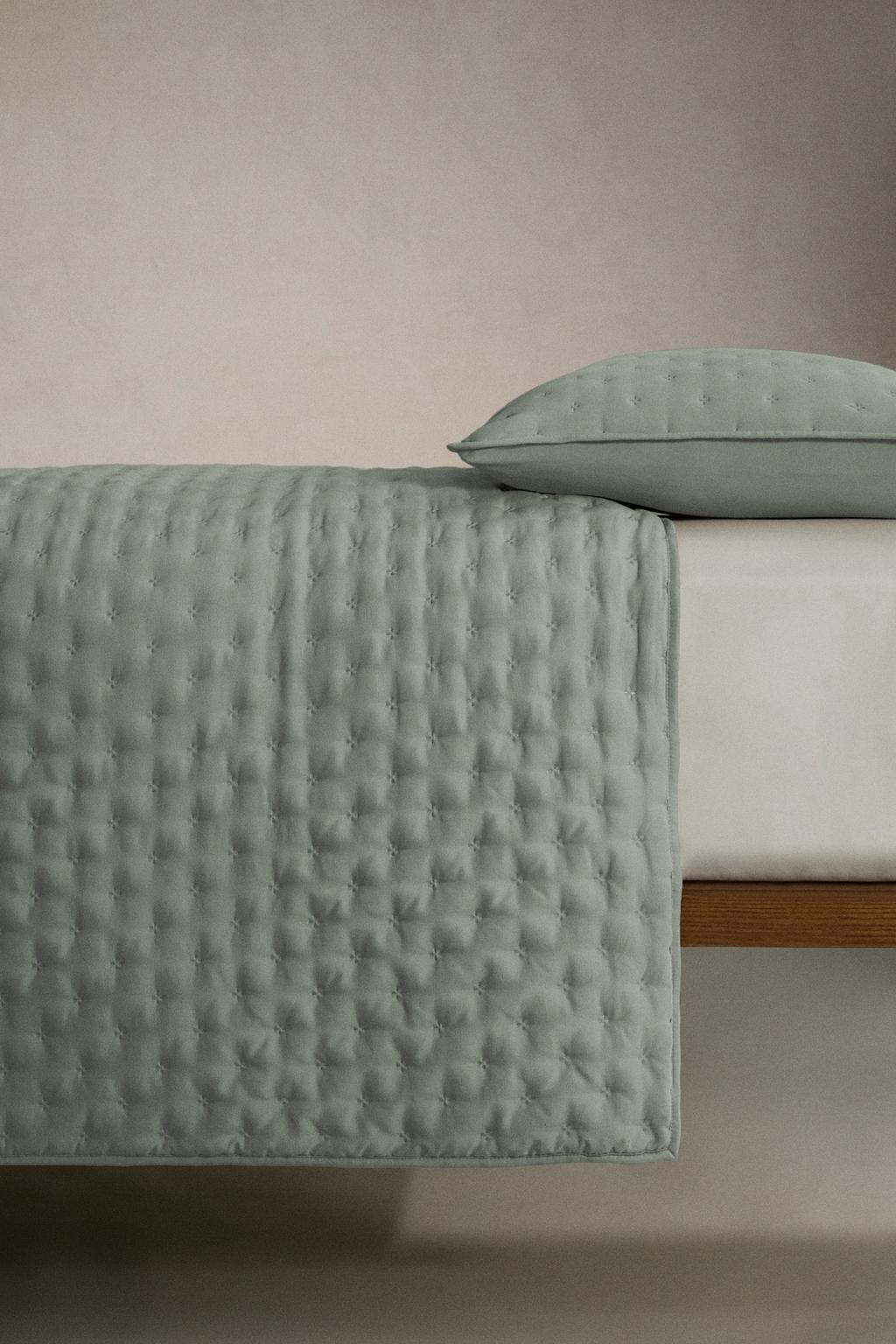 Стежковое одеяло с точками