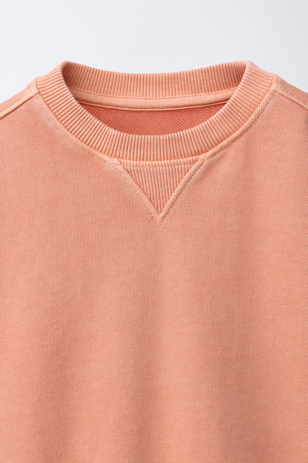 ОДНОТОННАЯ ТОЛСТОВКА ИЗ КРАШЕНОЙ ТКАНИ