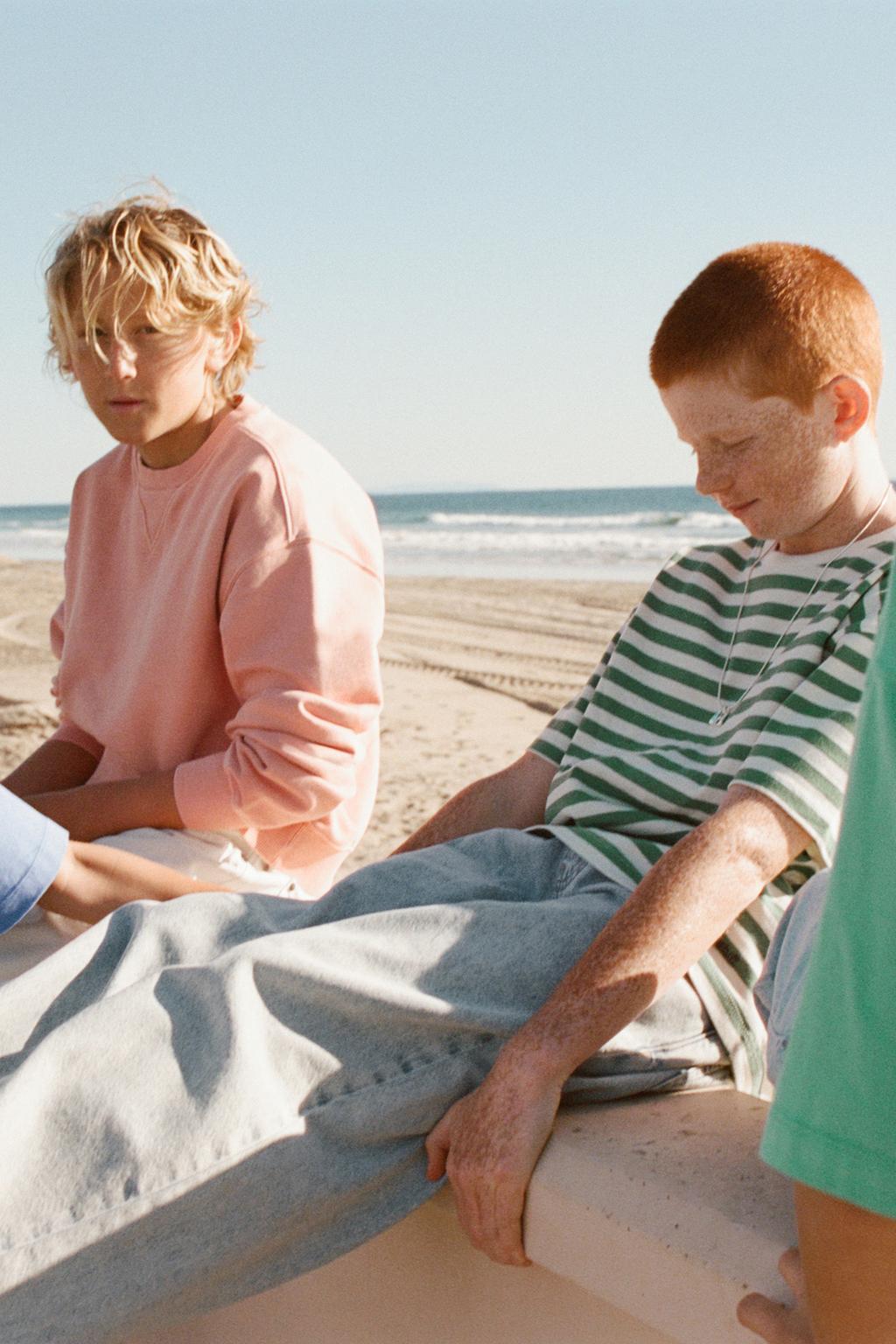 ОДНОТОННАЯ ТОЛСТОВКА ИЗ КРАШЕНОЙ ТКАНИ