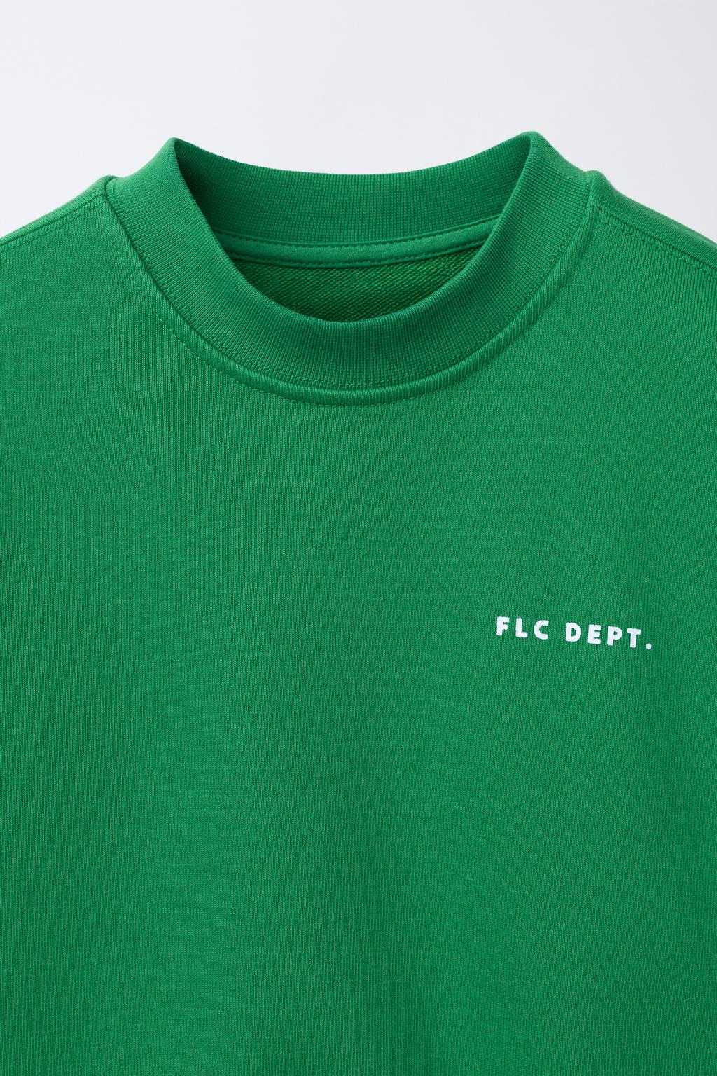 ТОЛСТОВКА С КОРОТКИМИ РУКАВАМИ И РЕЛЬЕФНОЙ НАДПИСЬЮ