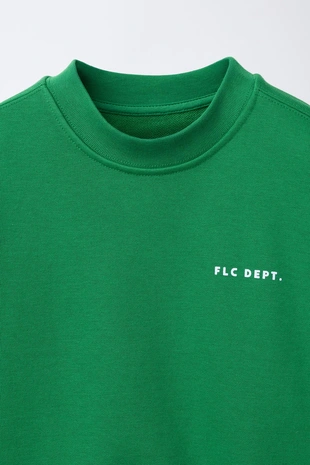 Толстовка с короткими рукавами и рельефной надписью