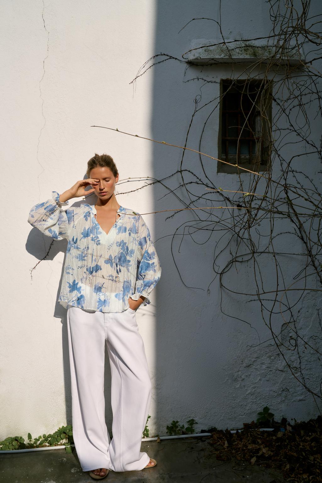 РУБАШКА С ЦВЕТОЧНЫМ ПРИНТОМ И БУСИНАМИ