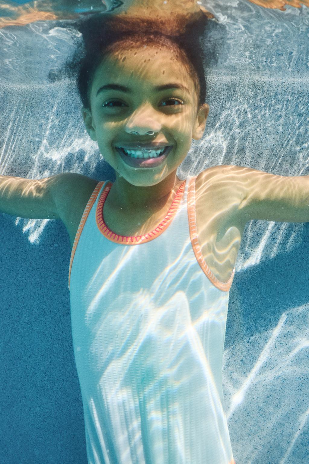 6-14 ЛЕТ/КУПАЛЬНИК ИЗ ЖАТОЙ ТКАНИ С КОНТРАСТНОЙ ОТДЕЛКОЙ