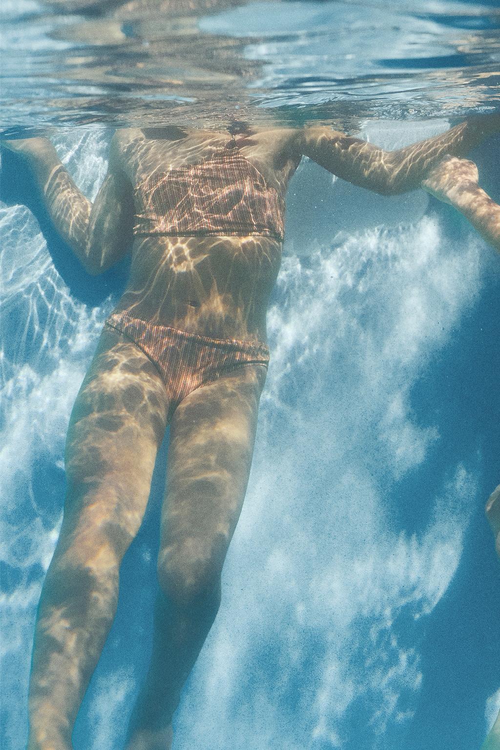 6-14 ЛЕТ/ АСИММЕТРИЧНОЕ БИКИНИ В ПОЛОСКУ С БЛЕСКОМ