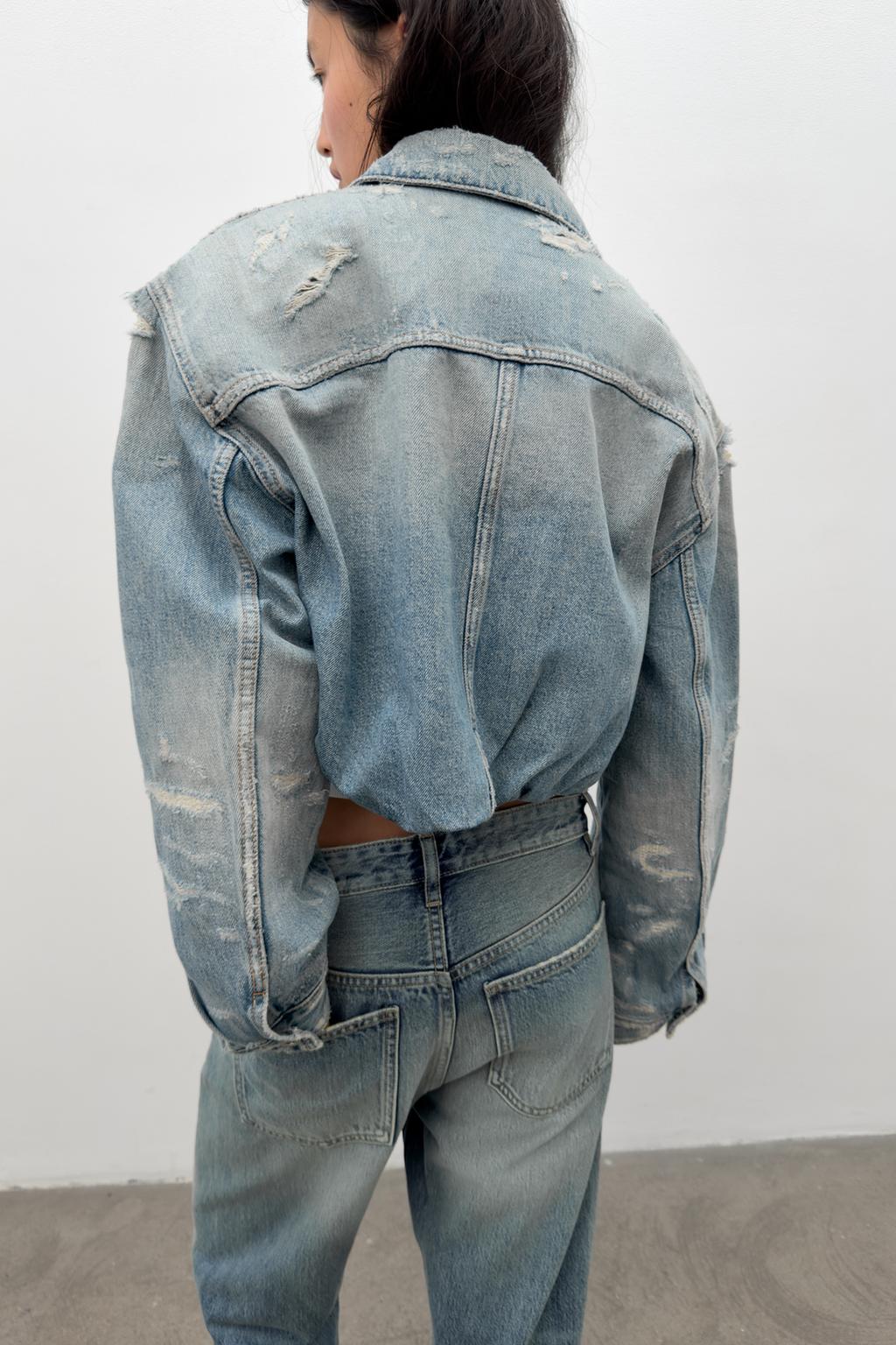 УКОРОЧЕННАЯ ДЖИНСОВАЯ КУРТКА TRF С РАЗРЫВАМИ