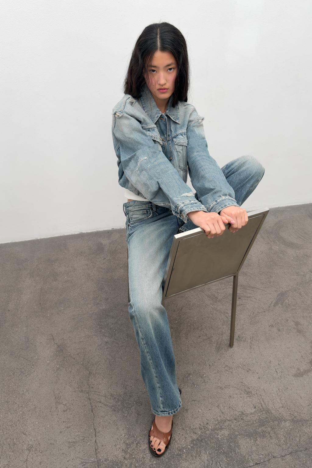 УКОРОЧЕННАЯ ДЖИНСОВАЯ КУРТКА TRF С РАЗРЫВАМИ