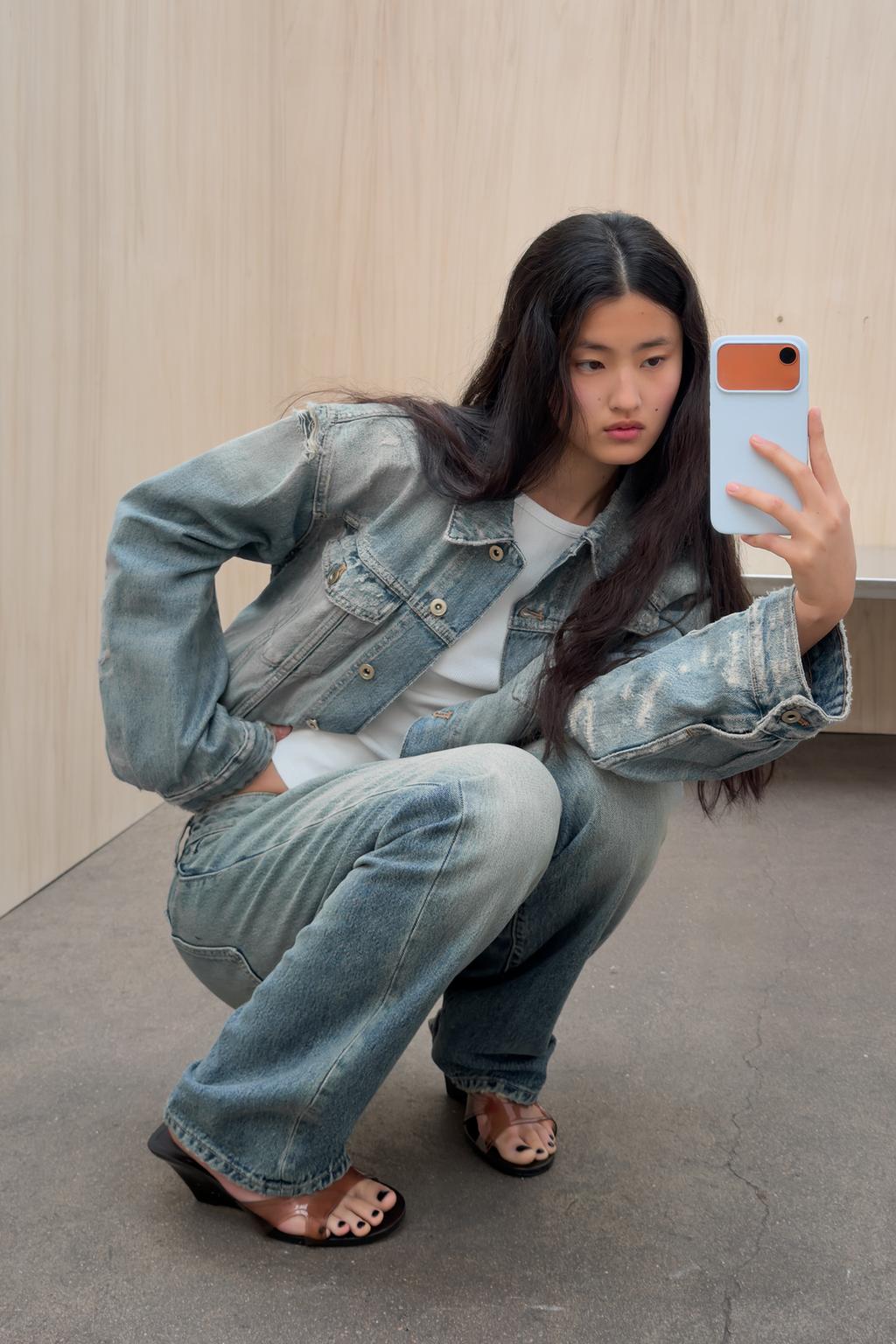 УКОРОЧЕННАЯ ДЖИНСОВАЯ КУРТКА TRF С РАЗРЫВАМИ