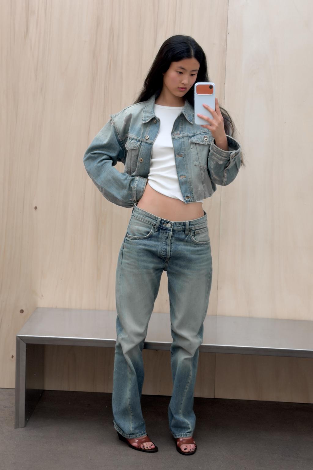 УКОРОЧЕННАЯ ДЖИНСОВАЯ КУРТКА TRF С РАЗРЫВАМИ