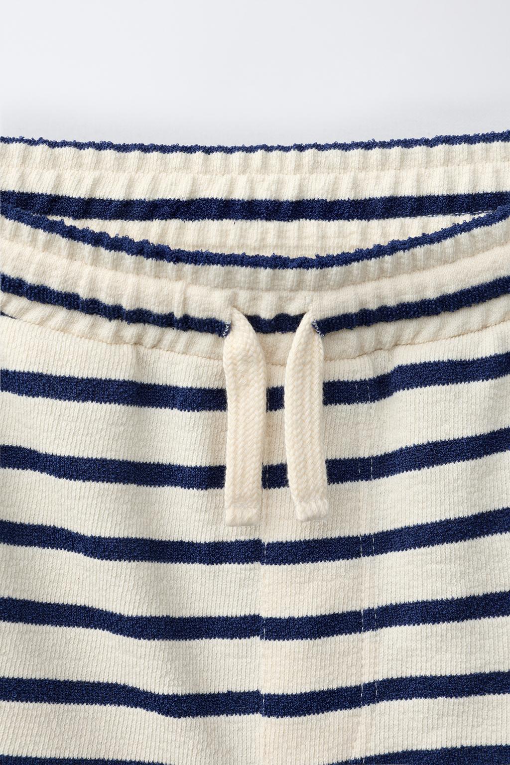 КОМПЛЕКТ ИЗ ФУТБОЛКИ И ШОРТОВ В ПОЛОСКУ