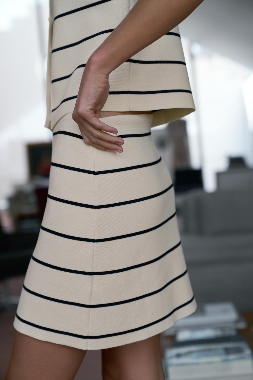 ТРИКОТАЖНАЯ МИНИ-ЮБКА В ПОЛОСКУ