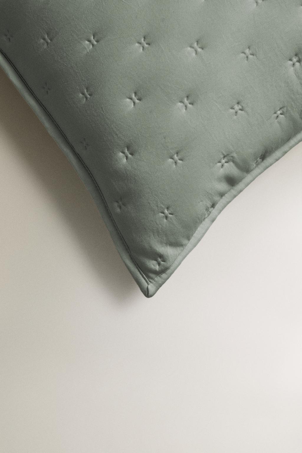 Стеганая наволочка с точками