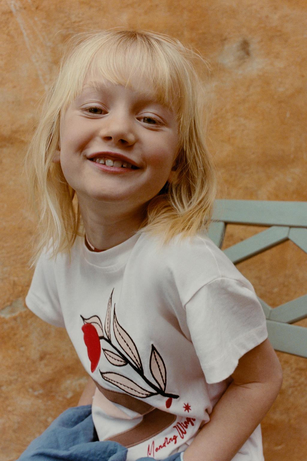 ФУТБОЛКА С ВЫШИТОЙ НАШИВКОЙ