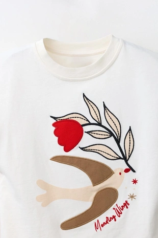 Футболка с вышитой нашивкой- Заказать в России