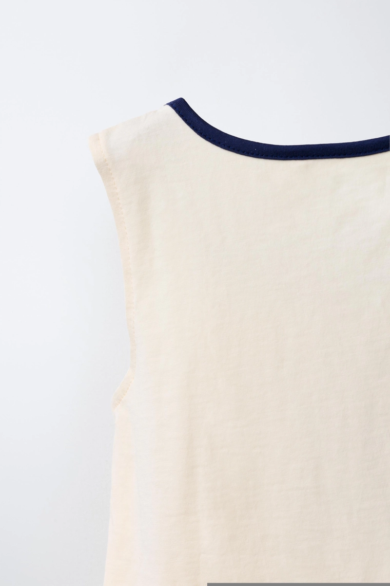 Футболка с лозунгом и контрастным кантом