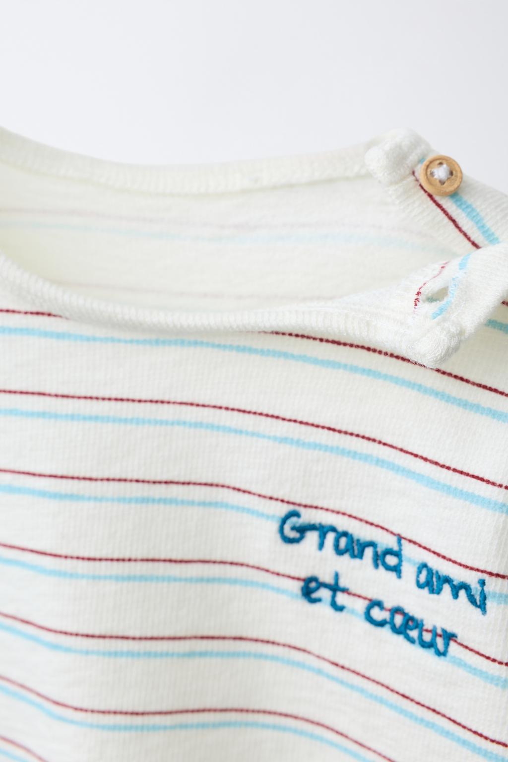 МАЙКА В ПОЛОСКУ С ВЫШИТОЙ НАДПИСЬЮ