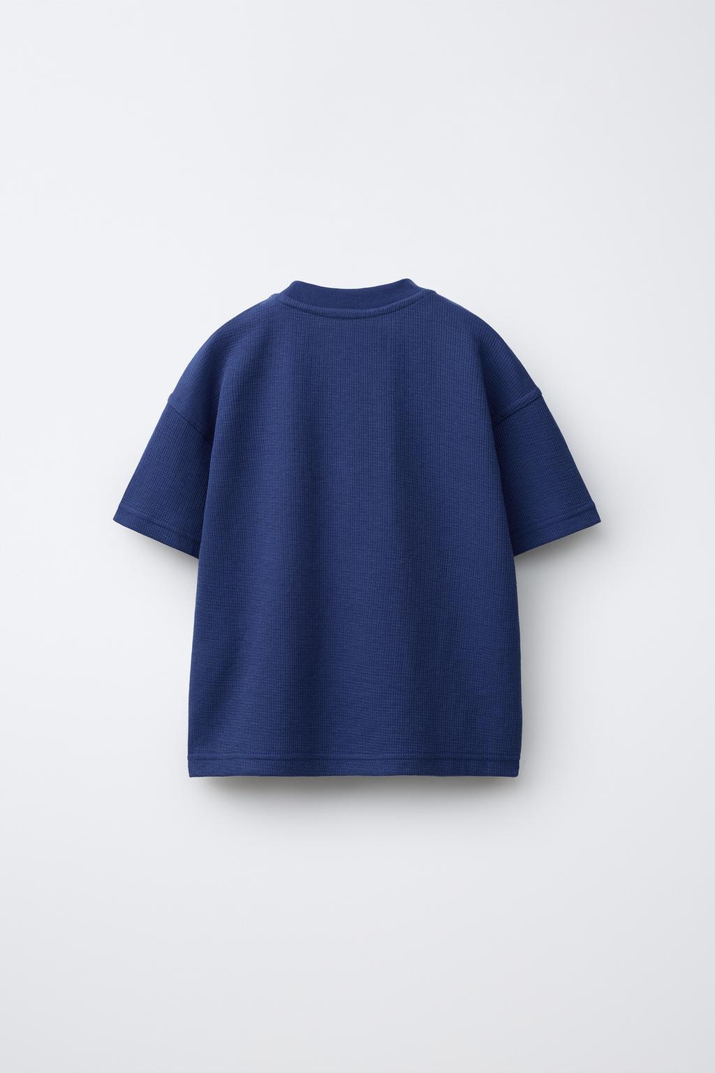 КОМПЛЕКТ ИЗ ФУТБОЛКИ И ШОРТОВ ВАФЕЛЬНОГО ПЛЕТЕНИЯ С НАШИВКОЙ