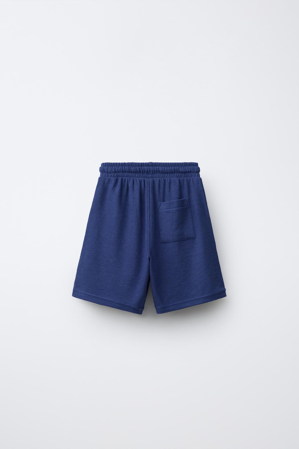 КОМПЛЕКТ ИЗ ФУТБОЛКИ И ШОРТОВ ВАФЕЛЬНОГО ПЛЕТЕНИЯ С НАШИВКОЙ