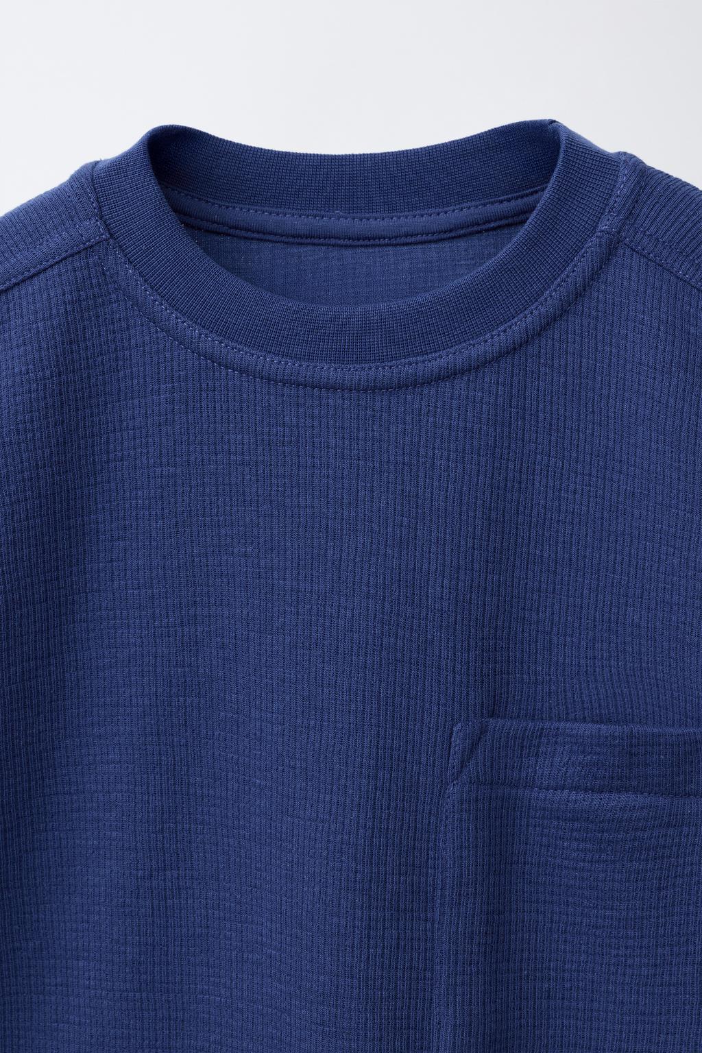 КОМПЛЕКТ ИЗ ФУТБОЛКИ И ШОРТОВ ВАФЕЛЬНОГО ПЛЕТЕНИЯ С НАШИВКОЙ