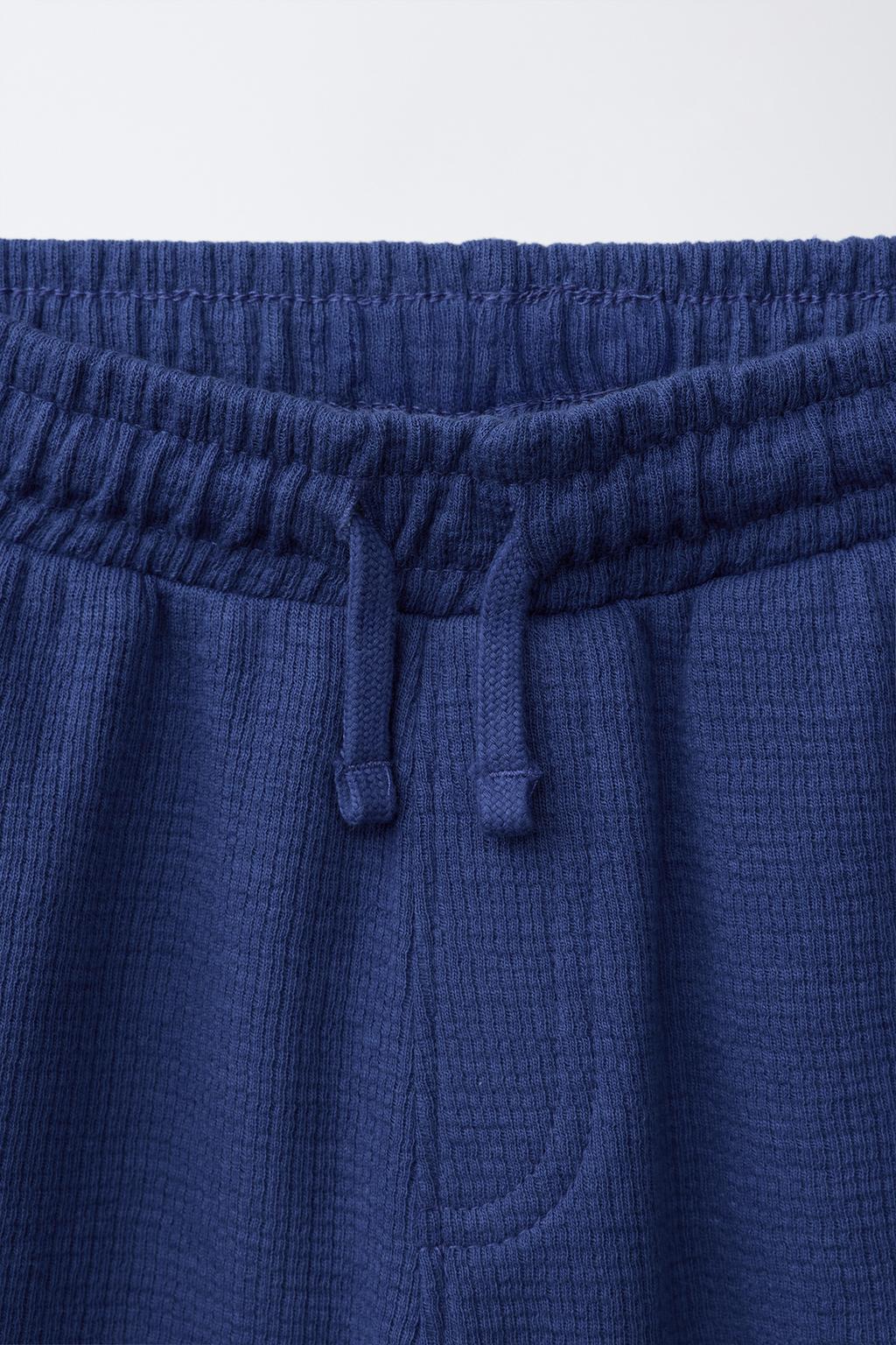 КОМПЛЕКТ ИЗ ФУТБОЛКИ И ШОРТОВ ВАФЕЛЬНОГО ПЛЕТЕНИЯ С НАШИВКОЙ