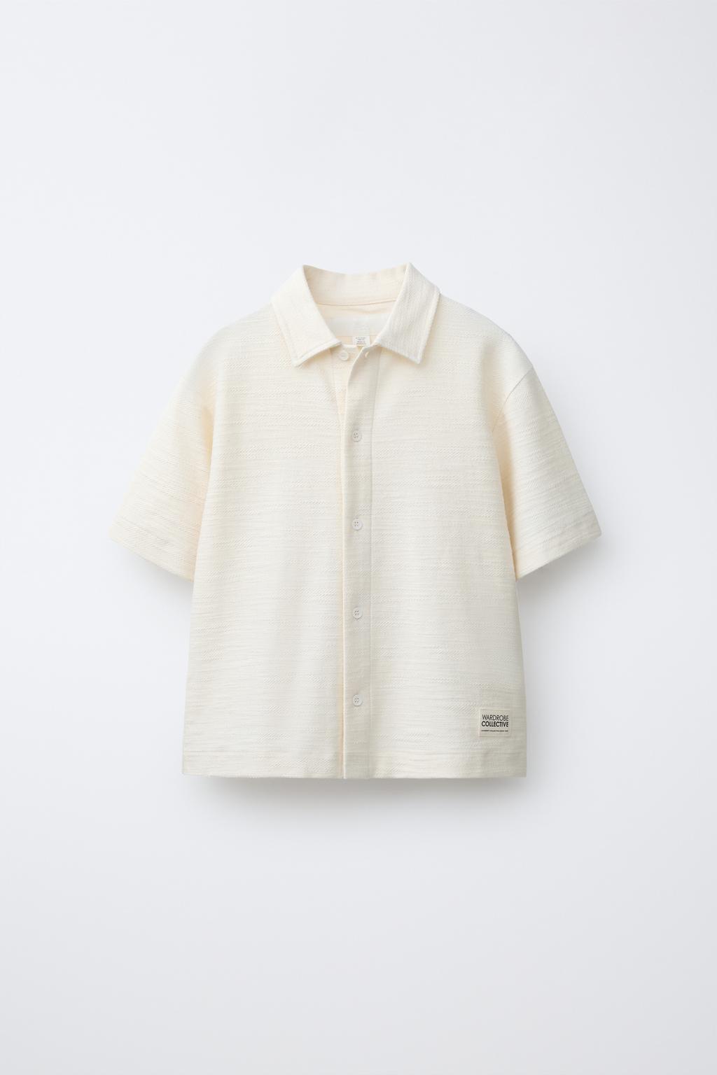 КОМПЛЕКТ ИЗ РУБАШКИ И ШОРТОВ ИЗ РЕЛЬЕФНОЙ ТКАНИ С НАШИВКОЙ