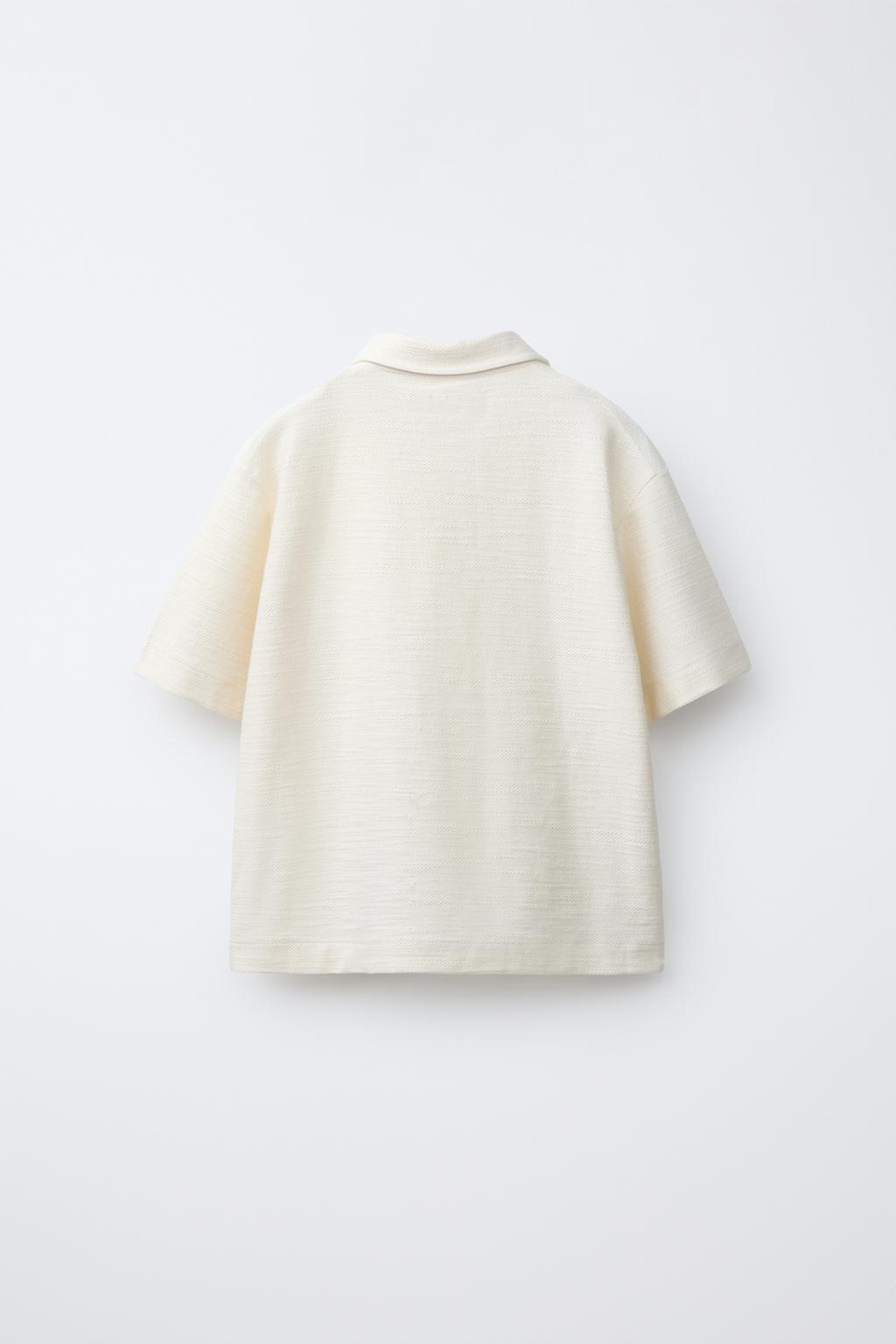 КОМПЛЕКТ ИЗ РУБАШКИ И ШОРТОВ ИЗ РЕЛЬЕФНОЙ ТКАНИ С НАШИВКОЙ