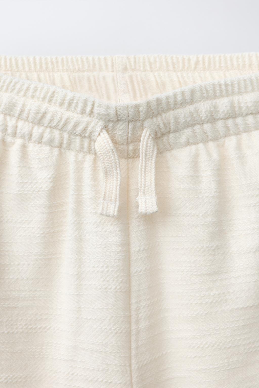 КОМПЛЕКТ ИЗ РУБАШКИ И ШОРТОВ ИЗ РЕЛЬЕФНОЙ ТКАНИ С НАШИВКОЙ