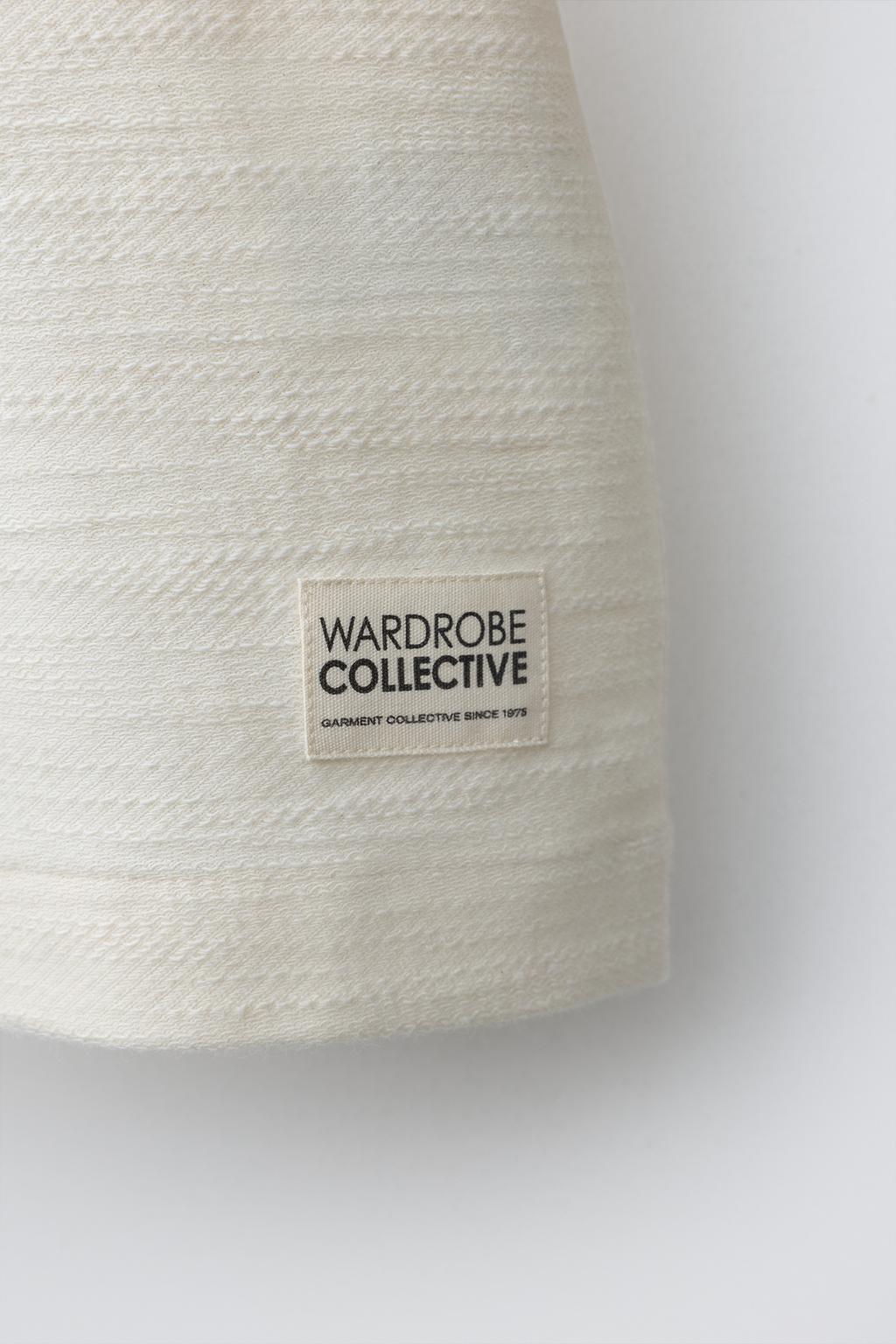 КОМПЛЕКТ ИЗ РУБАШКИ И ШОРТОВ ИЗ РЕЛЬЕФНОЙ ТКАНИ С НАШИВКОЙ