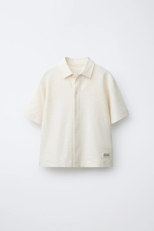 Комплект из рубашки и шортов из рельефной ткани с нашивкой- Заказать в России