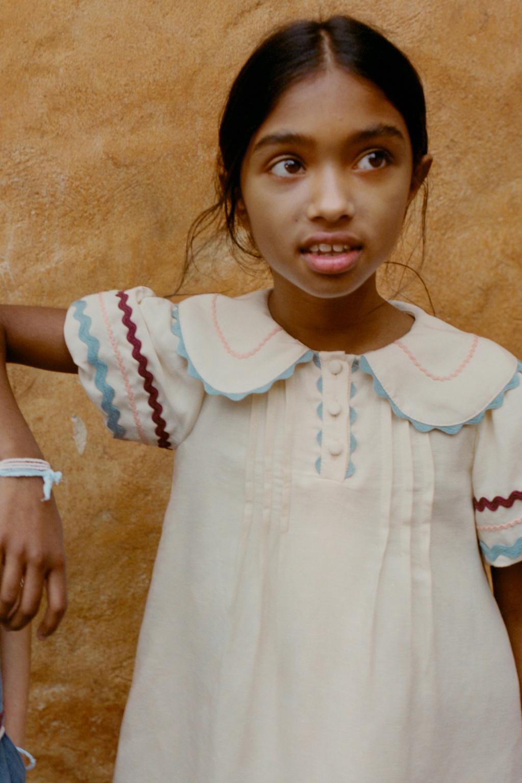 ПЛАТЬЕ ИЗО ЛЬНА С КОНТРАСТНОЙ ВОЛНИСТОЙ ОТДЕЛКОЙ