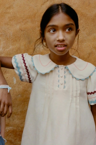 Платье изо льна с контрастной волнистой отделкой- Заказать в России