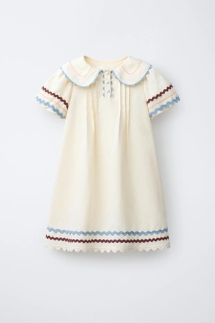 Платье изо льна с контрастной волнистой отделкой- Заказать в России