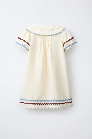 Платье изо льна с контрастной волнистой отделкой- Заказать в России