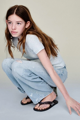 Джинсы баллон с рваными деталями и стразами- Заказать в России