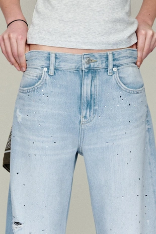 Джинсы баллон с рваными деталями и стразами- Заказать в России