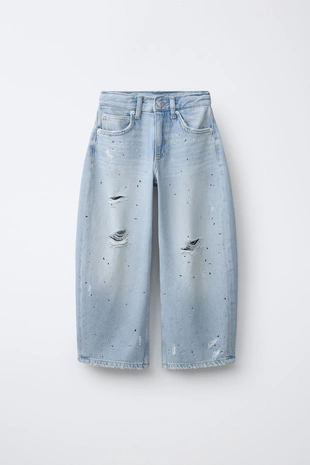 Джинсы баллон с рваными деталями и стразами- Заказать в России