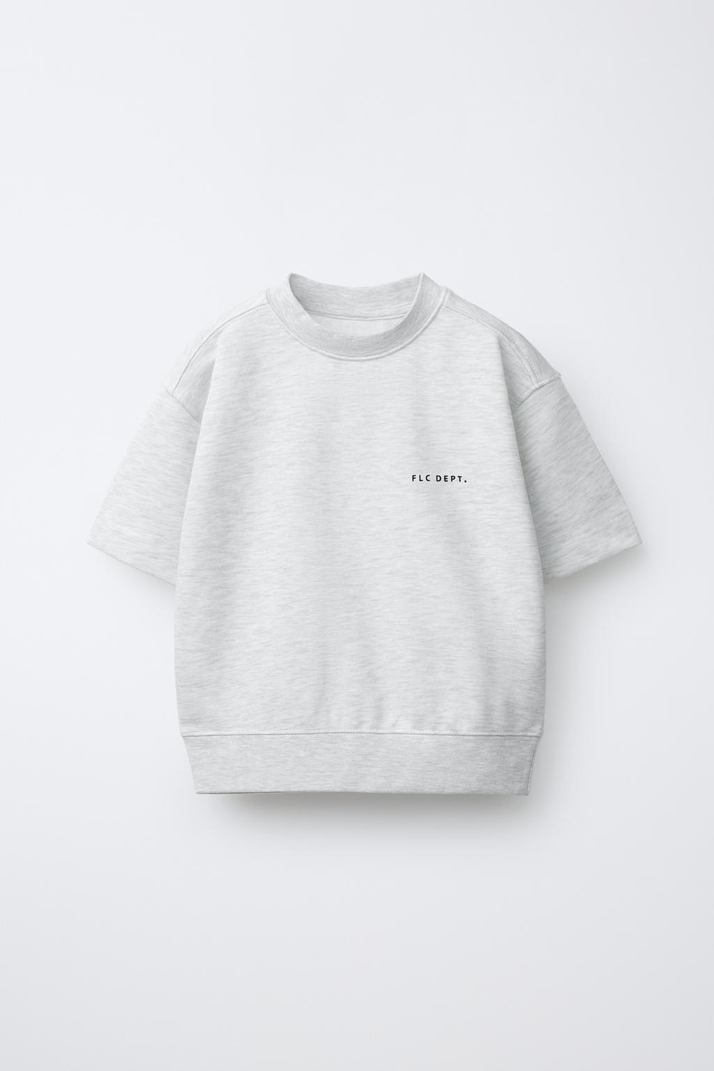 ТОЛСТОВКА С КОРОТКИМИ РУКАВАМИ И РЕЛЬЕФНОЙ НАДПИСЬЮ