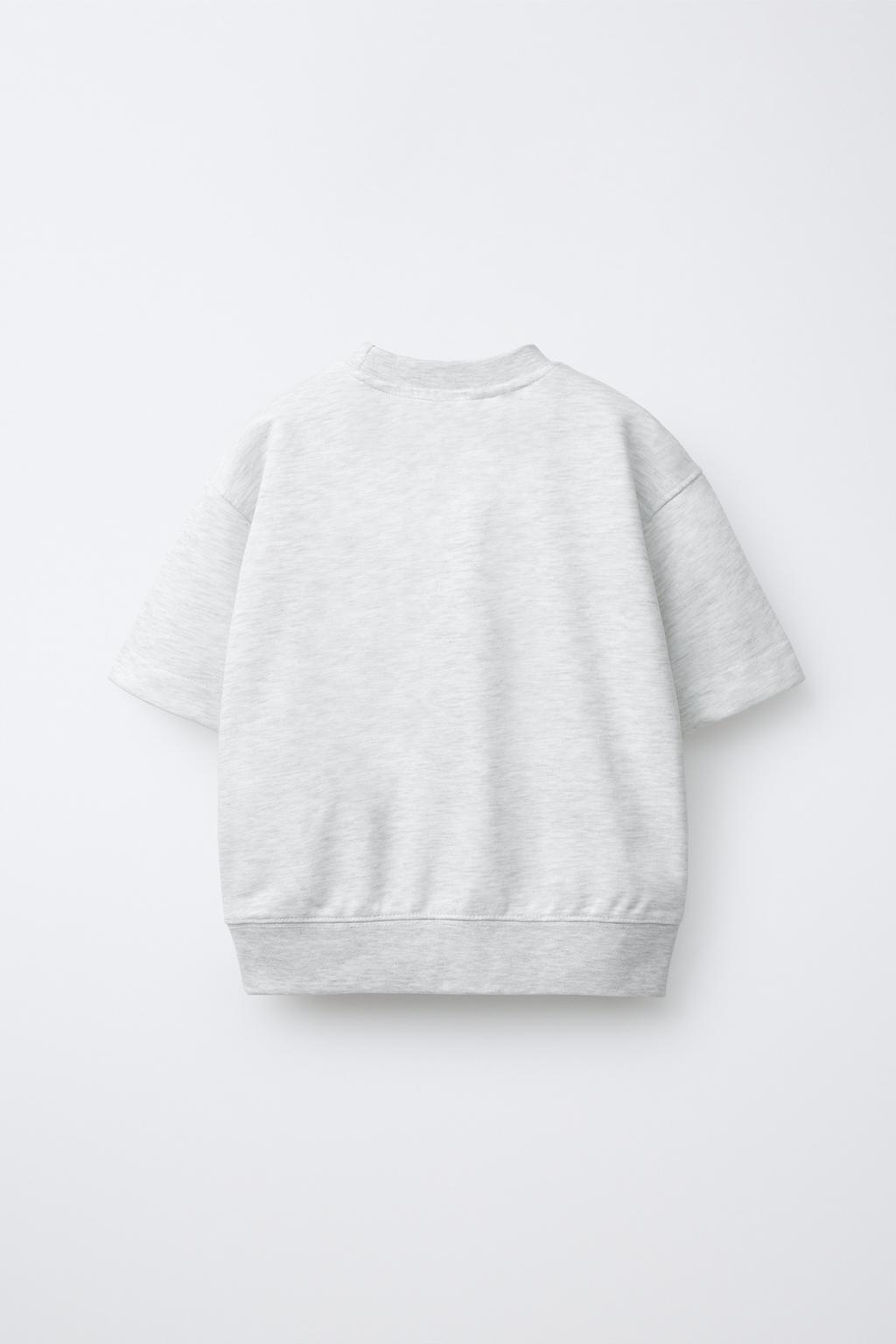 ТОЛСТОВКА С КОРОТКИМИ РУКАВАМИ И РЕЛЬЕФНОЙ НАДПИСЬЮ