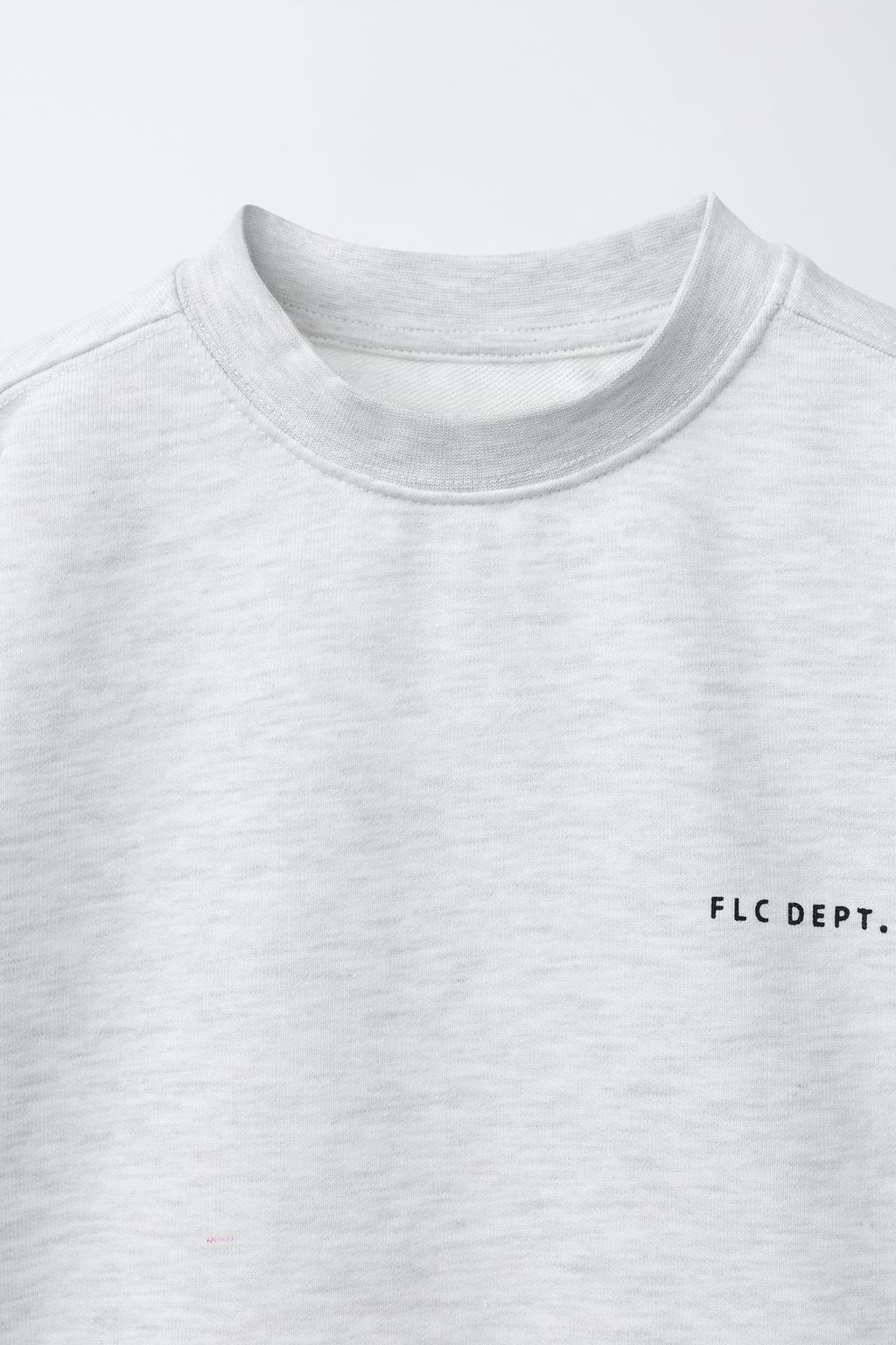 ТОЛСТОВКА С КОРОТКИМИ РУКАВАМИ И РЕЛЬЕФНОЙ НАДПИСЬЮ