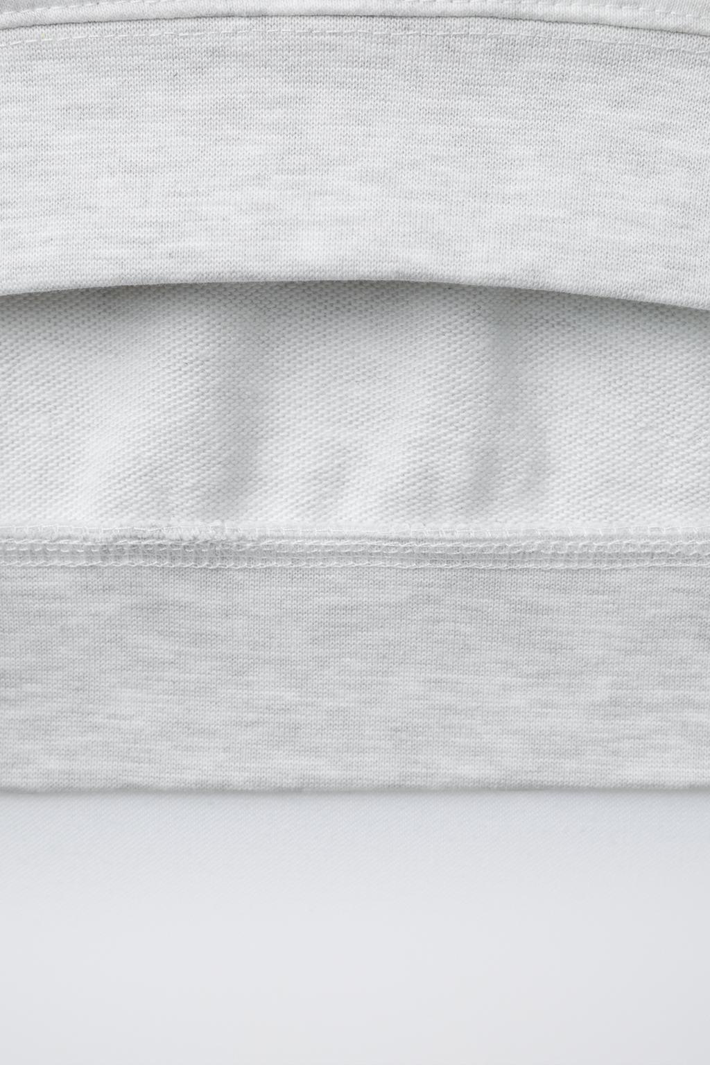 ТОЛСТОВКА С КОРОТКИМИ РУКАВАМИ И РЕЛЬЕФНОЙ НАДПИСЬЮ