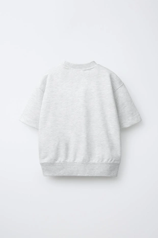 Толстовка с короткими рукавами и рельефной надписью